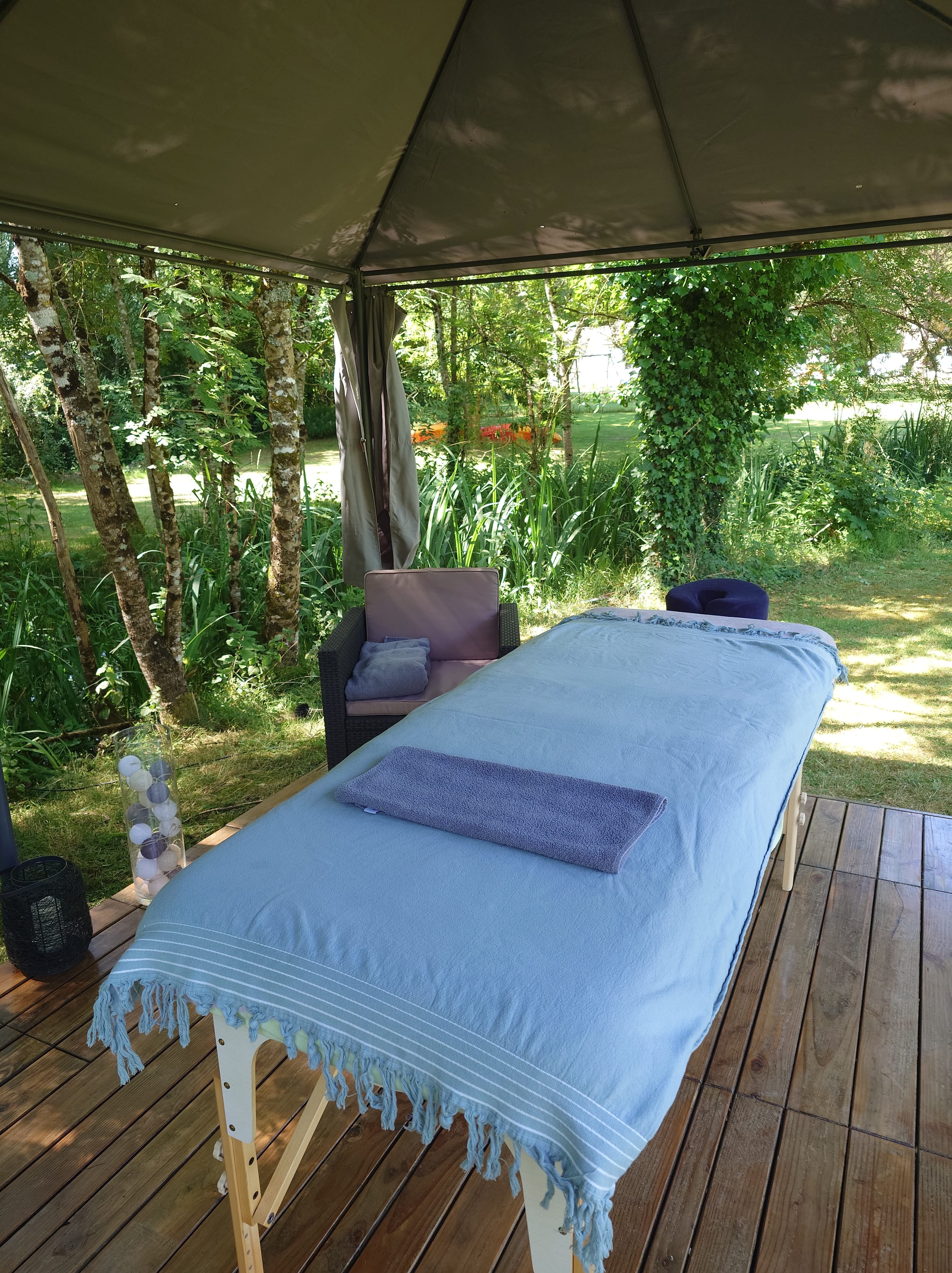 Massage bien-être sous tonnelle au bord de l'eau