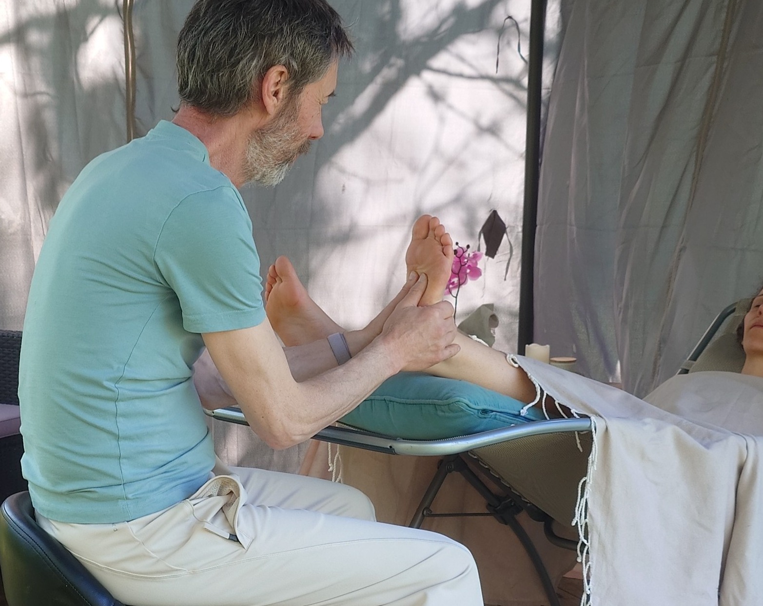 Massage intuitif des pieds sous tonnelle